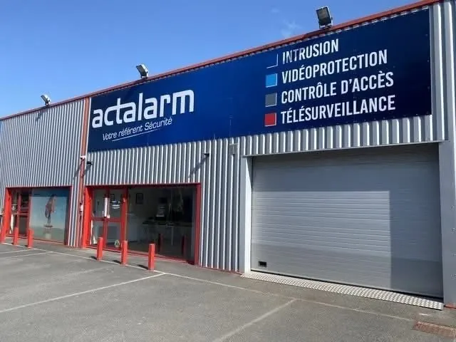 Agence Actalarm : façade et enseigne bleue