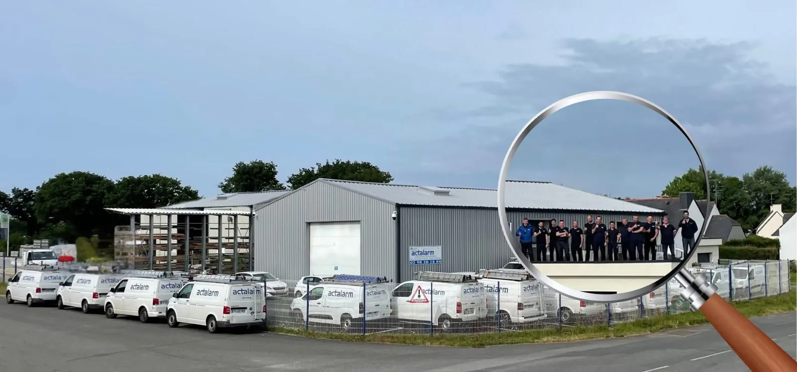 Les locaux d’Actalarm, les véhicules d’intervention et l’équipe sur le toit